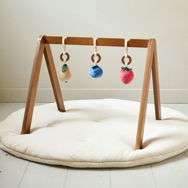 Baby activity mat made from walnut wood with dimensions 60x50 cm from Petite Amélie 