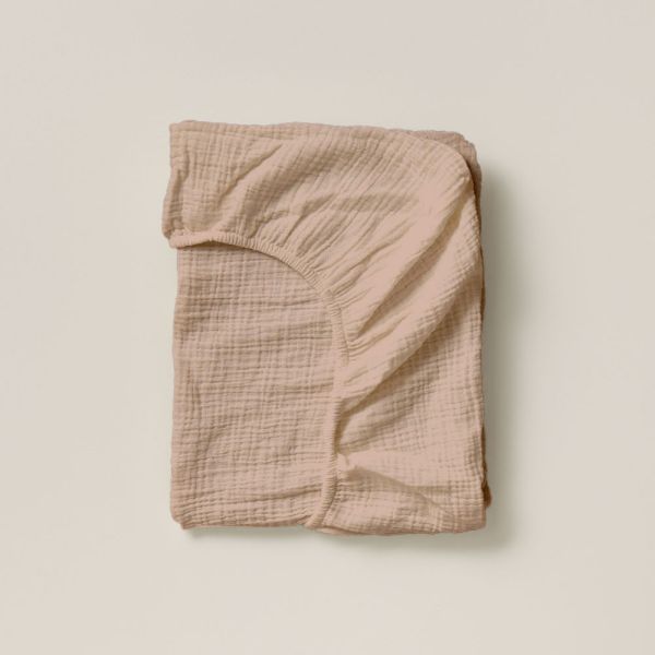 Cot 120x60 fitted sheet in dusty pink muslin made of organic cotton from Petite Amélie