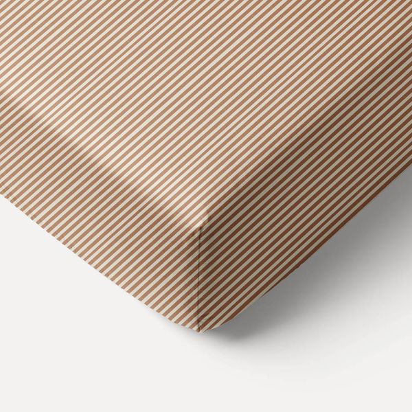 Striped fitted sheet in beige and caramel 90x200 cm made of organic cotton from Petite Amélie 